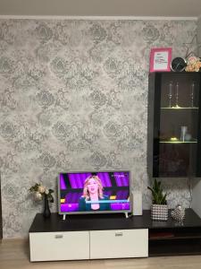 锡拉迈埃VP APARTMENTS的客厅的梳妆台上配有电视