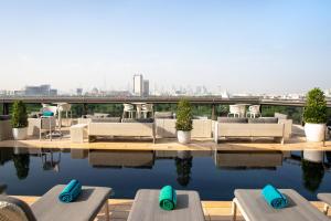 Jumeirah Creekside Dubai内部或周边的泳池