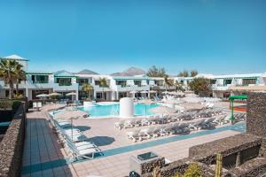 卡门港奥利维亚休闲酒店的享有度假村游泳池的景致