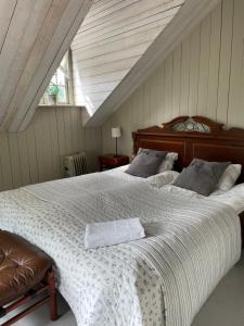 埃斯基尔斯蒂纳Arphus Lodge的阁楼上的卧室配有一张大床