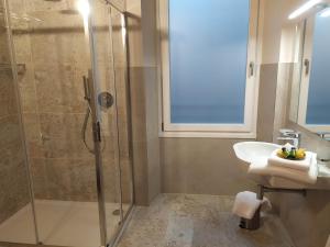 代森扎诺-德尔加达Corte Trento的带淋浴和盥洗盆的浴室