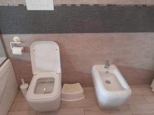 蒙德拉戈内Agata2020的浴室配有卫生间、坐浴盆和盥洗盆。