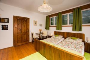 巴德哥依斯恩Ferienhaus Kopriwa的一间卧室设有两张床、一张桌子和窗户。