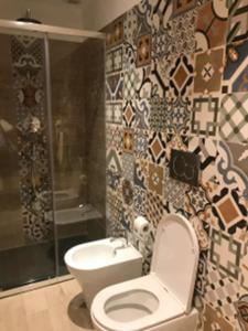 热那亚ALBERGO LOCANDA DIANA的浴室配有卫生间、淋浴和盥洗盆。