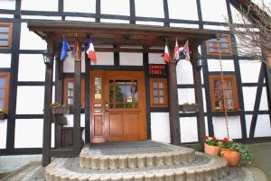Luhden阿尔特学派酒店的一座带挂着旗帜的木门的建筑