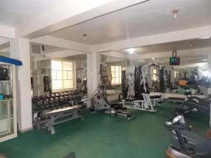 Room in Apartment - Ayalla Hotels Suites-abuja Royal Suite的健身中心和/或健身设施