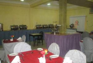 Room in Apartment - Ayalla Hotels Suites-abuja Royal Suite餐厅或其他用餐的地方