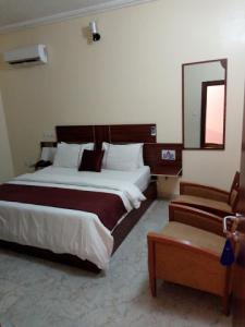 Room in Lodge - Lois Hotels Ltd Makurdi客房内的一张或多张床位