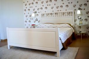 圣萨尔沃Re Umberto Suite的卧室配有白色的床头板和白色的床