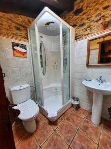 圣埃乌拉利亚德奥斯科斯Casa Viduedo的带淋浴、卫生间和盥洗盆的浴室