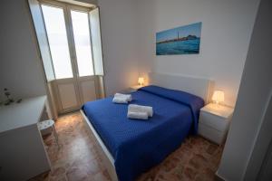 阿沃拉Boma Home的一间卧室配有蓝色的床和2条毛巾