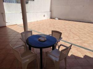 阿尔莫格拉维Al Casa Paquito的一张带椅子的蓝色桌子和一个碗
