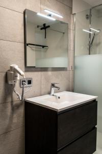 BurchtGuesthouse Max的一间带水槽和镜子的浴室