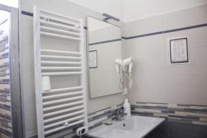 博洛尼亚圣奥索拉城市之家酒店的一间带水槽和镜子的浴室