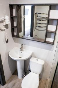 捷尔诺波尔Stella的一间带卫生间、水槽和镜子的浴室