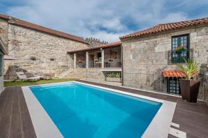 卡贝塞拉什德巴什图Casa da Torre - Paraíso no norte de Portugal的一座房子后院的游泳池