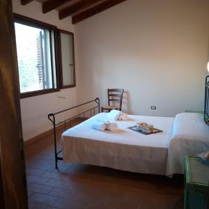 LoculiAgriturismo Funtan'Arva的一间卧室设有两张床和窗户。