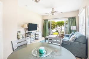 鸭礁岛Duck Key Retreat Villa #5105的客厅配有桌子和沙发