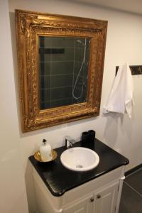 哥本哈根Cosy Private room close to Copenhagen centre的一间带水槽和镜子的浴室