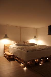 哥本哈根Cosy Private room close to Copenhagen centre的一间卧室配有一张带两个灯的床