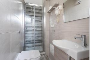 夸尔图-圣埃莱娜Vittoria Rooms的带淋浴、卫生间和盥洗盆的浴室