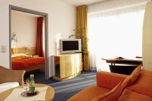 萨尔茨堡沙芬拉斯公寓酒店的酒店客房设有电视和床。