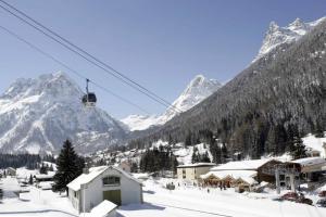 瓦洛西讷Large premium alpine apartment for 4 to 8 people的滑雪胜地,有雪覆盖的群山和滑雪缆车