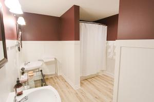 萨蒙阿姆九洞住宿加早餐旅馆的浴室配有白色水槽和淋浴。
