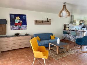 哥西尔Cauris Lodge du Marisol vue mer accès direct plage的客厅配有蓝色的沙发和桌子