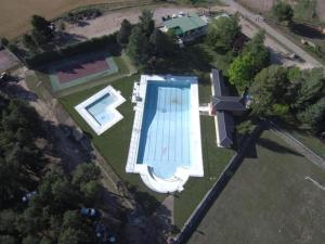 Bayubas de AbajoLas Casitas del Pinar的享有带游泳池的房屋的空中景致
