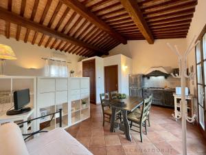 切奇纳Small cottage with aircon, private terrace and garden - 2000m from the beach by ToscanaTour的厨房以及带桌椅的用餐室。