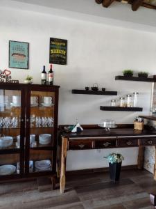 拉古纳Pousada Barra Sul的一间设有桌子、盘子和眼镜的房间