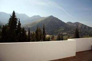 卡索拉Alojamientos Madrigal的山景白色围栏