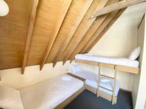 丁诺高原Jagungal的带木天花板的客房设有两张双层床。
