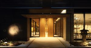 京都京都温泉鸠屋瑞凤阁酒店 的建筑物入口,有照明门