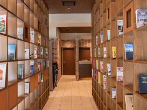 名古屋ACCESS by LOISIR HOTEL Nagoya的图书馆的走廊,书架