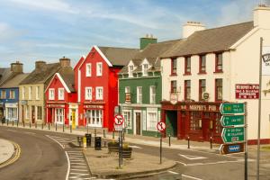 丁格尔码头畔住宿加早餐酒店的一条城市街道,有色彩缤纷的房屋和街道标志