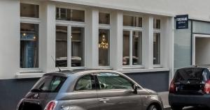 图尔Ferdinand Hotel Tours的停在大楼前的银色汽车