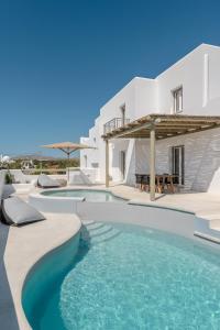 布拉卡Sea & Olives Suites Hotel and Villas的享有带游泳池的别墅景致