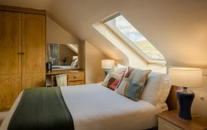 丁格尔Seaview Heights的卧室配有带枕头的床铺和窗户。