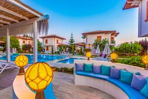 贝莱克Vista Villas的别墅 - 带一个带蓝色沙发的游泳池