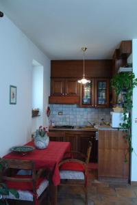 MonrupinoResidence Villa Maria的厨房配有一张带红色桌布的桌子