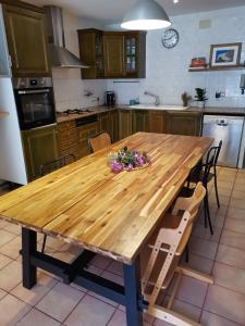 巴达洛纳La villa Mektoub的厨房里配有一张大木桌和椅子
