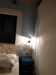 帕尔盖利亚dastemi的卧室配有一张床,墙上配有电视。