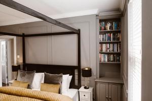 基尔肯尼Kilmore Guesthouse的一间卧室设有一张床和一个书架