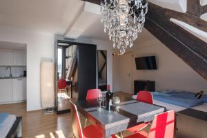 卢塞恩教堂桥公寓的一间带桌子和红色椅子的用餐室