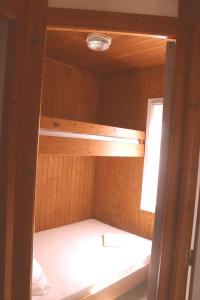 博尼法乔拉哈古伊娜露营地的一间木制小屋内的空桑拿房,设有窗户