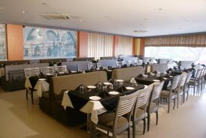 艾哈迈达巴德阿施蕾旅馆的一个带桌椅的大型宴会厅