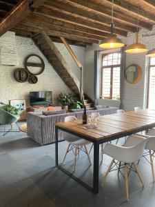 ZandvoordeKunstmin的客厅配有木桌和椅子