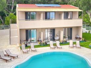 帕尔加Scarabeo Hotel & Villas Parga的别墅前设有游泳池